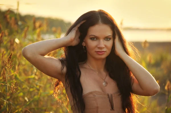 Vrouw poseren ourdoors — Stockfoto