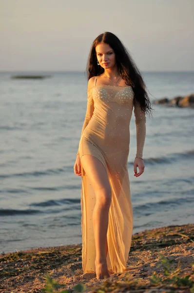 Mulher relaxante na praia de areia — Fotografia de Stock