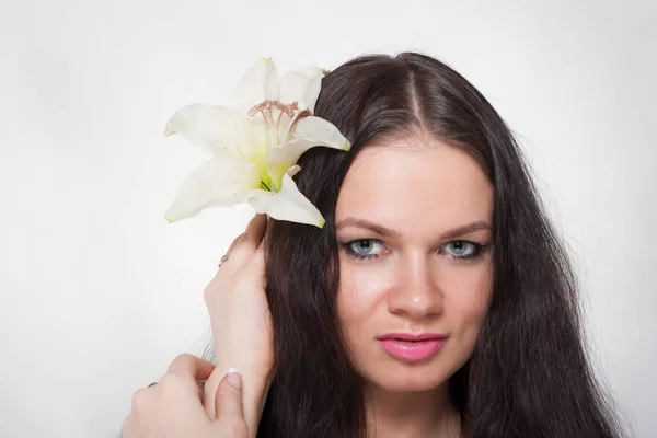 Schöne brünette Frau — Stockfoto