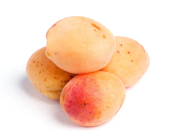 Echte abrikozen geïsoleerd — Stockfoto
