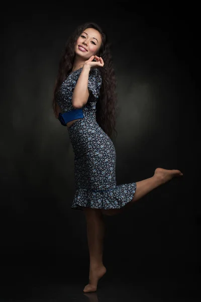 Mujer joven en vestido —  Fotos de Stock