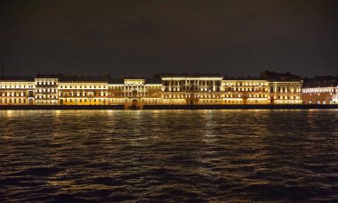 Nehri üzerinde tekne gece görüş