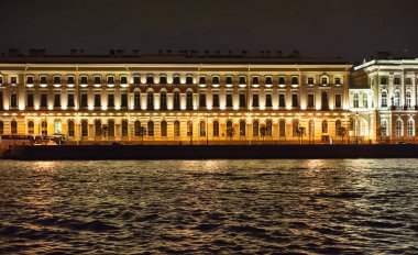 Nehri üzerinde tekne gece görüş