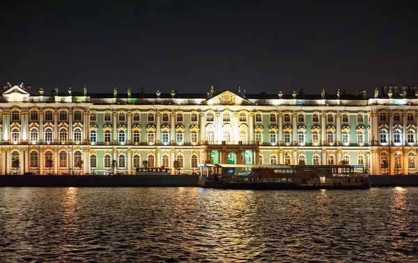 Nehri üzerinde tekne gece görüş