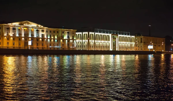 Night view from the boat on river — Stock Photo, Image