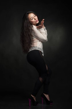 Modeli bir öpücük gönderir