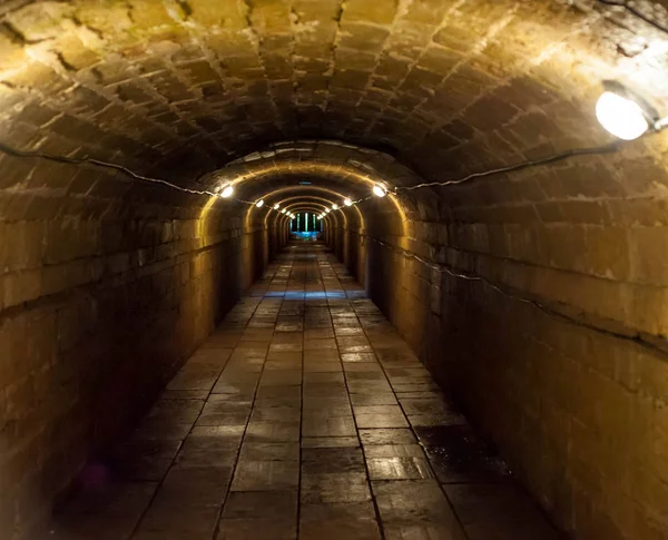 Тёмный жуткий коридор — стоковое фото