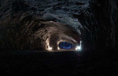 Taş mağara içinde