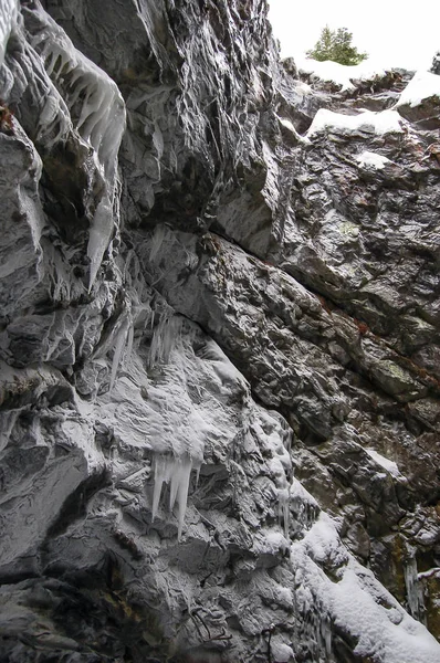 Fermer Les Roches Dans Grotte Avec Neige — Photo