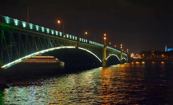 Vista notturna del ponte — Foto Stock