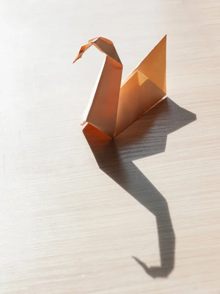 在桌子上的折纸鸟 — 图库照片