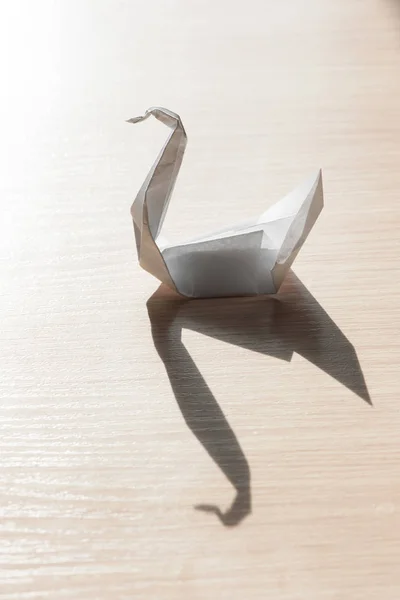 Origami oiseau sur la table — Photo