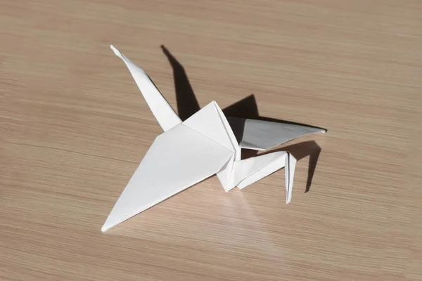 在桌子上的折纸鸟 — 图库照片