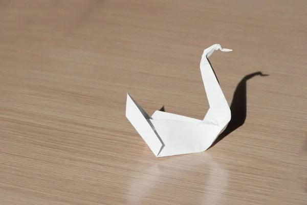 Origami oiseau sur la table — Photo