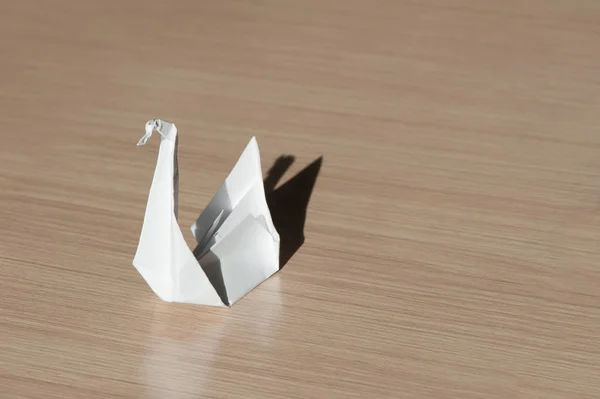 Origami oiseau sur la table — Photo