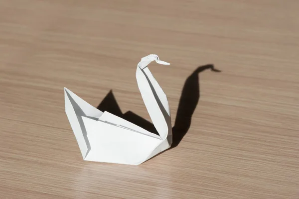 Origami πουλί στο τραπέζι — Φωτογραφία Αρχείου