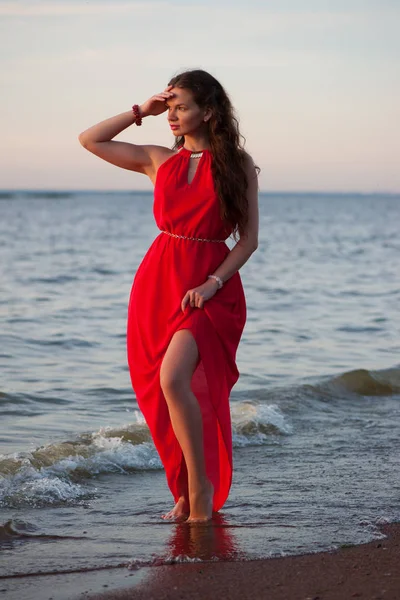 Hermosa mujer en vestido rojo — Foto de Stock
