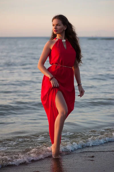Piękna kobieta w czerwonej sukience — Zdjęcie stockowe