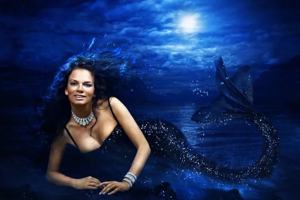 Mermaid in ocean — Stock Photo, Image