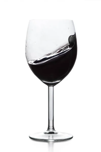 Czarną ciecz w kieliszek do wina — Zdjęcie stockowe
