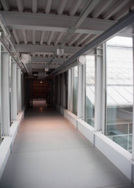 Koridorda bir bina