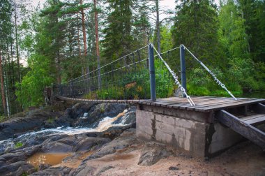 Kablo köprüsünün nehri geçmesini engelle