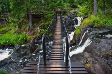 Kablo köprüsünün nehri geçmesini engelle