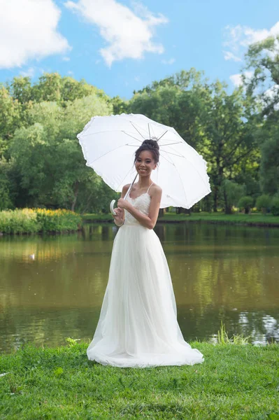 Jeune belle mariée avec parapluie — Photo