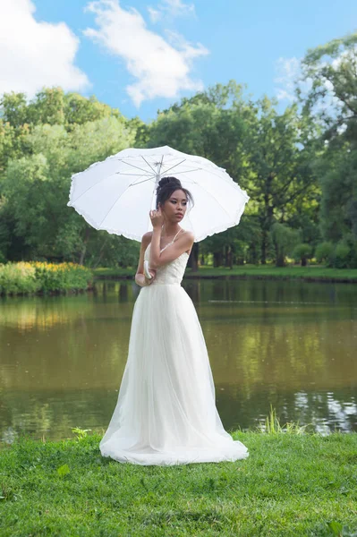 Молода красива наречена з парасолькою — стокове фото