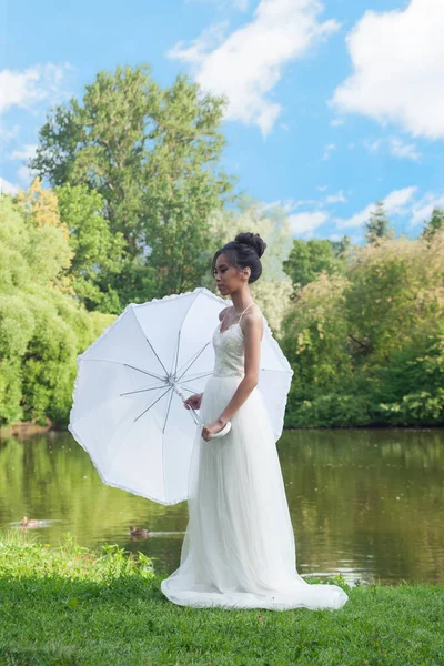 Giovane bella sposa con ombrello — Foto Stock
