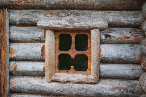 오래 된 오두막집 의창 — 스톡 사진