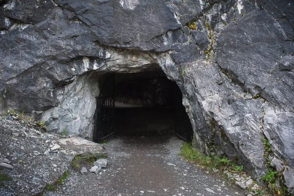 Entrance to dark cave — Stock Photo, Image