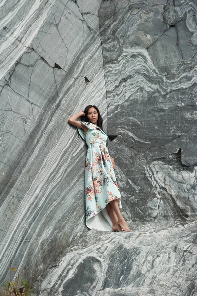 Giovane donna in abito lungo — Foto Stock