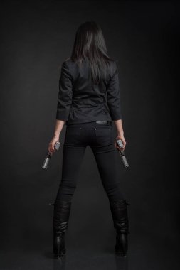 Tabancalı genç kadın