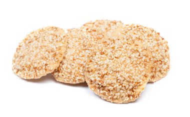 Susamlı bir grup kurabiye.