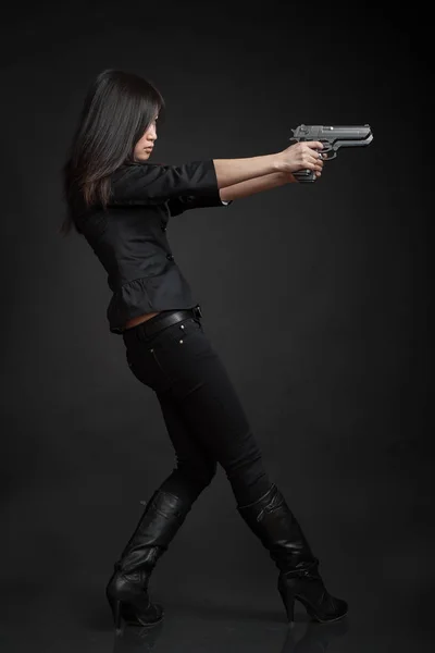 Mujer joven con pistolas —  Fotos de Stock