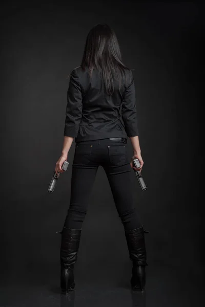 Tabancalı genç kadın