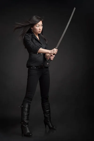 Fiatal nő katana kard — Stock Fotó