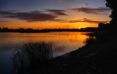 Şehir gölünün üzerinde gün batımı