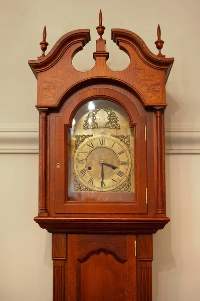 Viejo hermoso reloj de pared marrón vintage — Foto de Stock