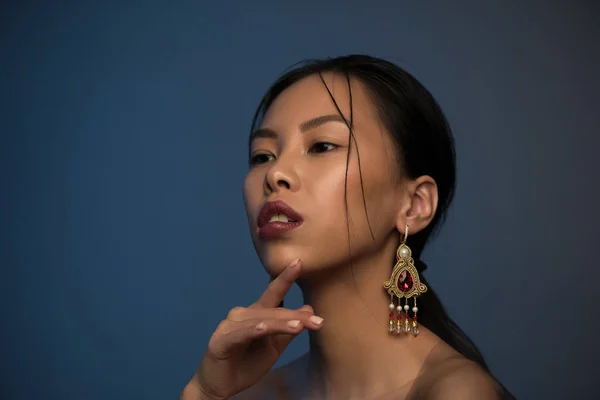 Studio portrait of young beautiful asian woman — Stock Photo, Image