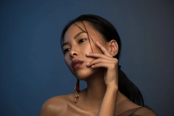 Stúdió fiatal gyönyörű ázsiai nő portréja — Stock Fotó