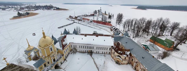 Vista superior de la iglesia en invierno con nieve — Foto de Stock