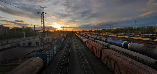 Treno alla stazione ferroviaria — Foto Stock