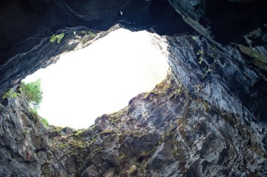 İçerideki kayalık mağarada bir delik.