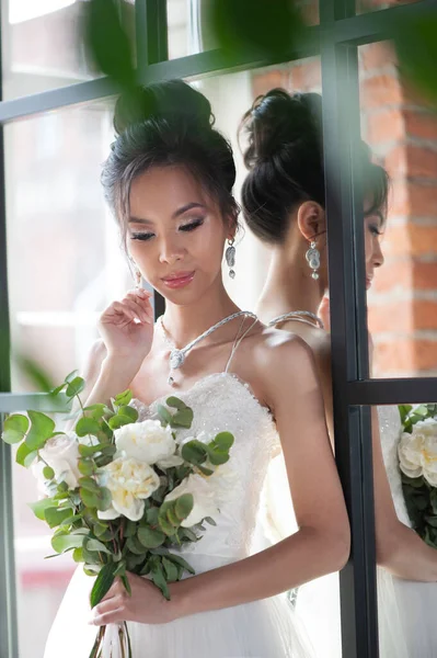 Sposa asiatica con fiori in abito bianco — Foto Stock