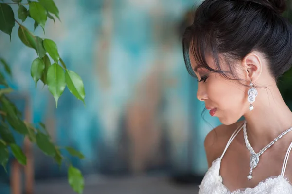 Porträt der asiatischen Braut im weißen Kleid — Stockfoto