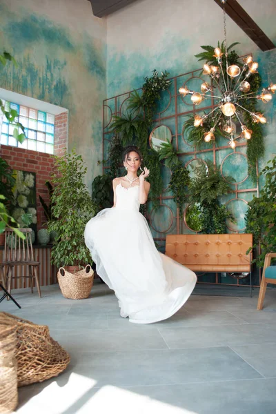 Linda noiva asiática mostrando seu vestido branco nupcial — Fotografia de Stock