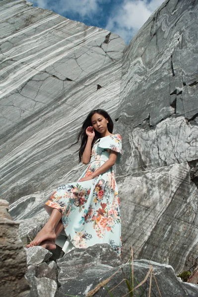 Jovem mulher em vestido longo — Fotografia de Stock