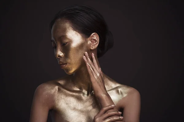 Bela jovem ásia mulher com bronze pintura — Fotografia de Stock